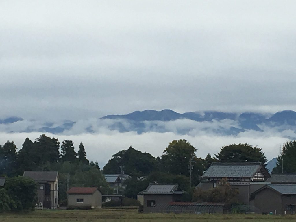甑の窓から見える雲の上の山並み。