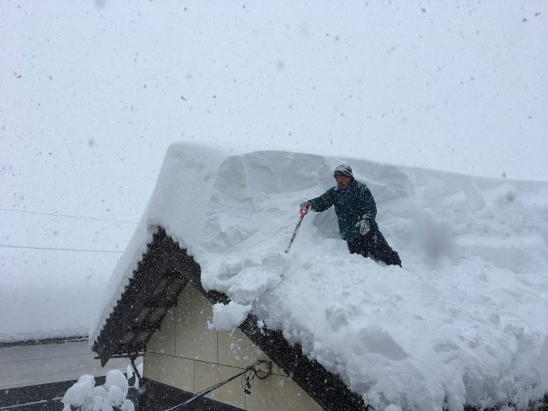 屋根の雪下ろし